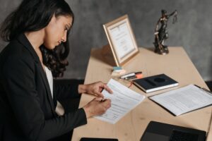Tłumaczenia przysięgłe dokumentów do pracy za granicą – kiedy są niezbędne?