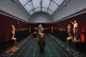 Zarządzanie dziedzictwem a rynek pracy. Dlaczego specjalistyczne szkolenia dla osób pracujących w muzeum to inwestycja, która się opłaca?